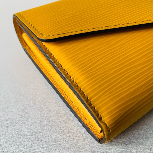 Louis Vuitton Epi Sarah Wallet - Picture 5 of 12